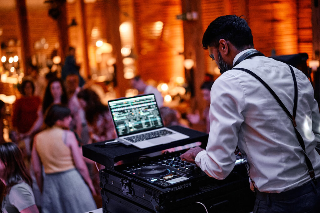 Warum der Hochzeits-DJ von mobile-disco.at auf keiner Feier fehlen sollte: Häufig gestellte Fragen (FAQs)