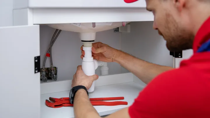 Schnelle Abflussreinigung: Wann ein Fachmann helfen muss 🚰🔧