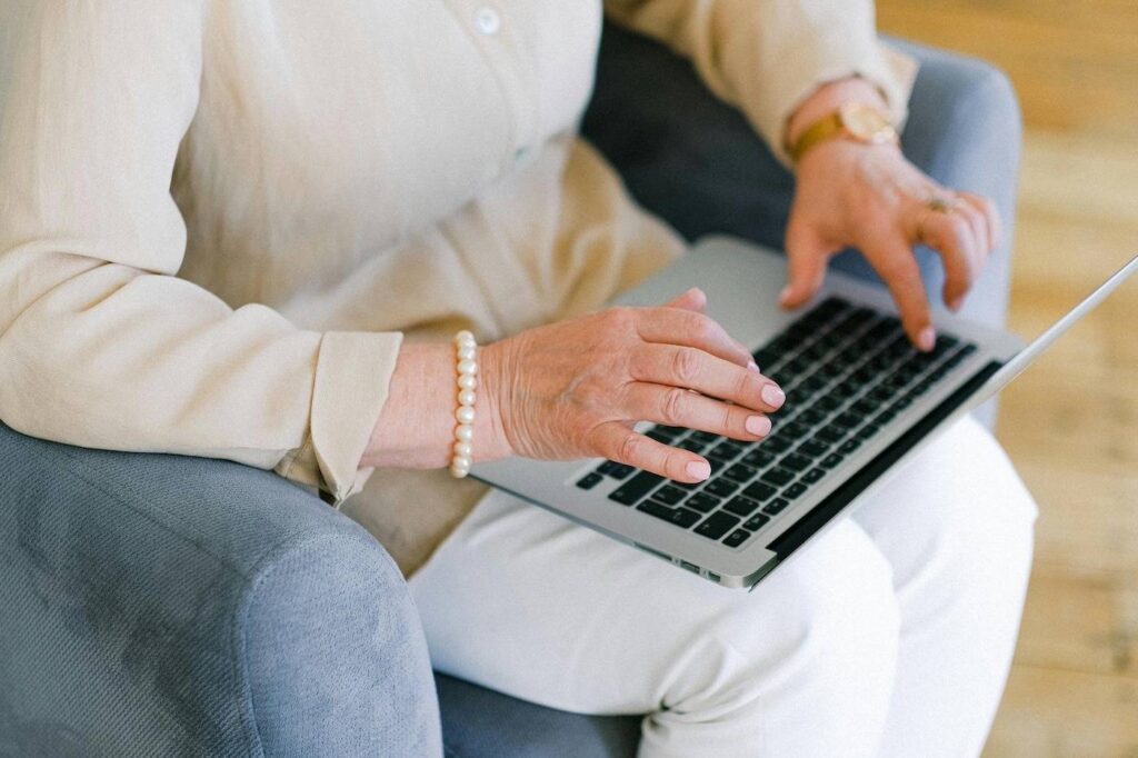Laptop Hilfe Senioren: Einfache Erklärungen für komplexe Technik