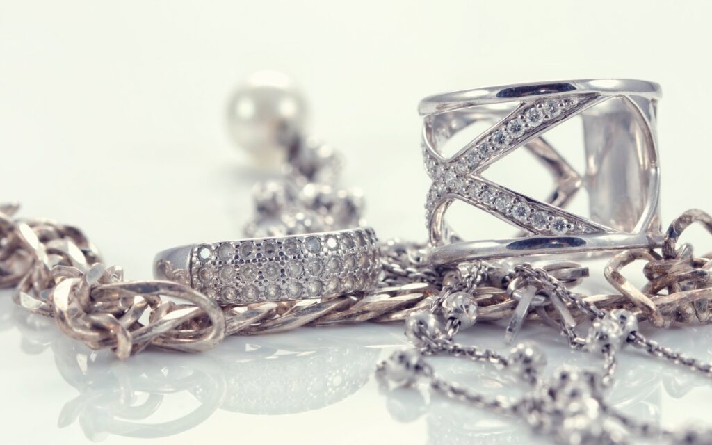 Silberschmuck Damen modern kaufen: So finden Sie die perfekten Schmuckstücke bei Quetschperle
